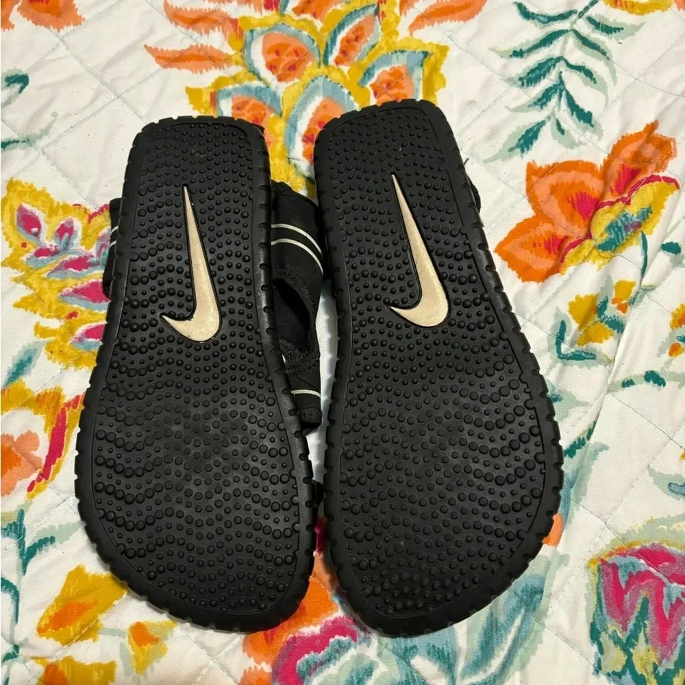 Nike water shoes play size 5